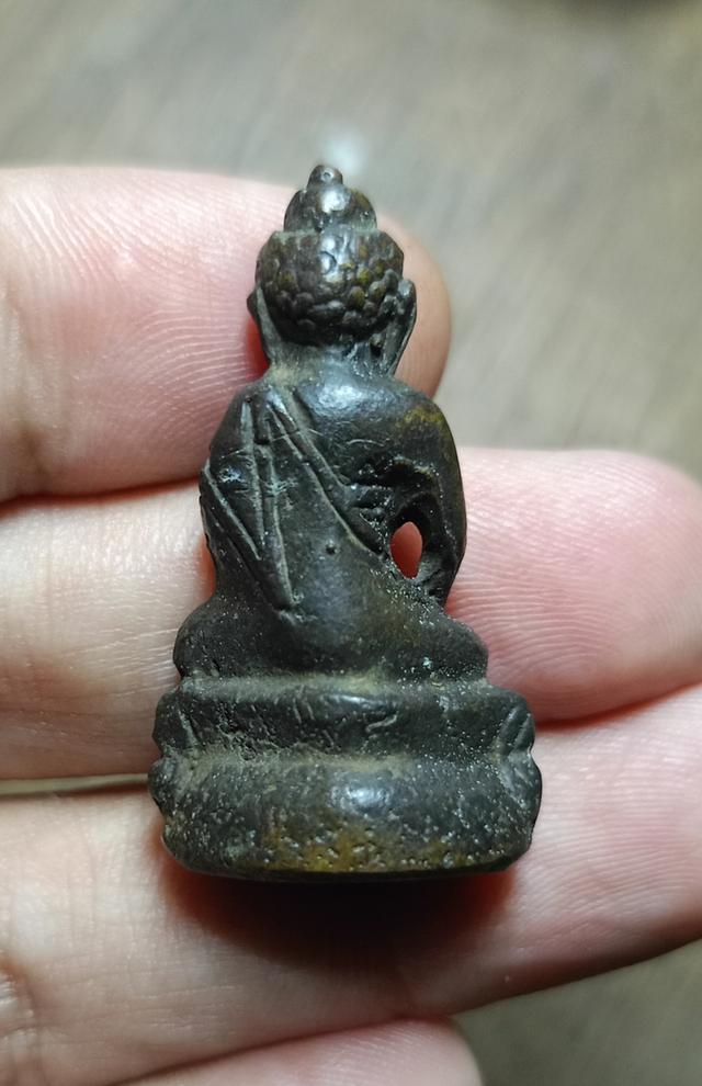 พระกริ่งเนื้อโลหะเก่า