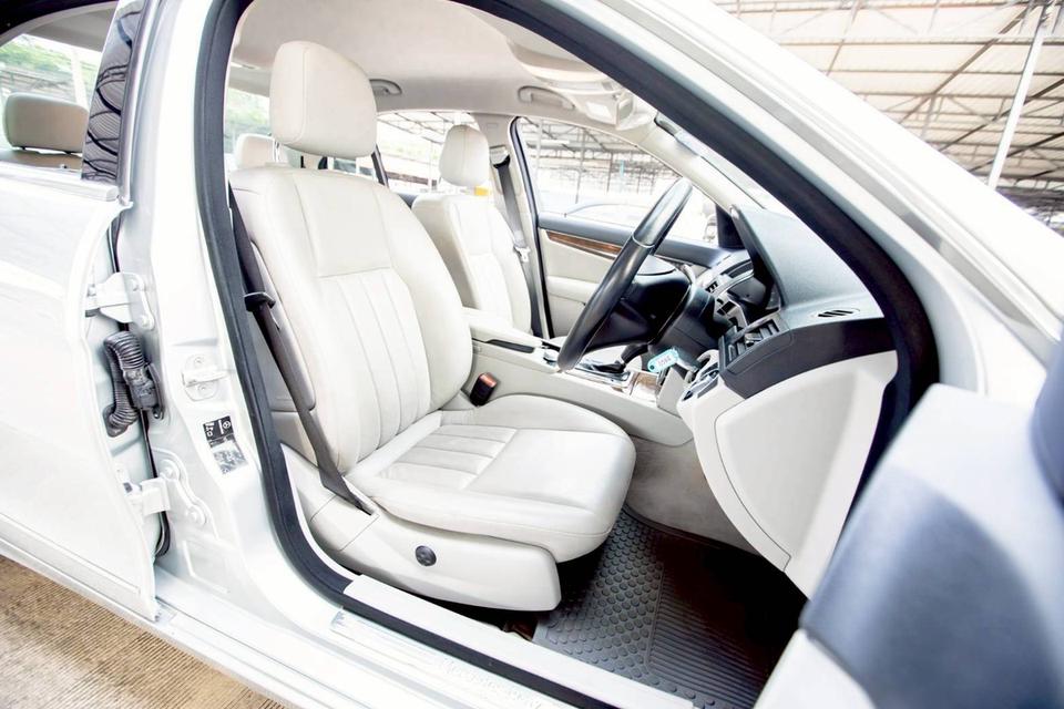 Benz C200 CGI BE สีดำ ปี 2011 สีเทา 11