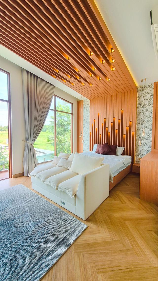 Luxurious corner house on the front plot, the largest of 8 houses at 118 sq.wa., near 2 golf courses, fully furnished, move-in ready. 20