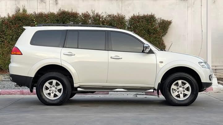 Mitsubishi Pajero Sport สีขาว ปี 2011 4