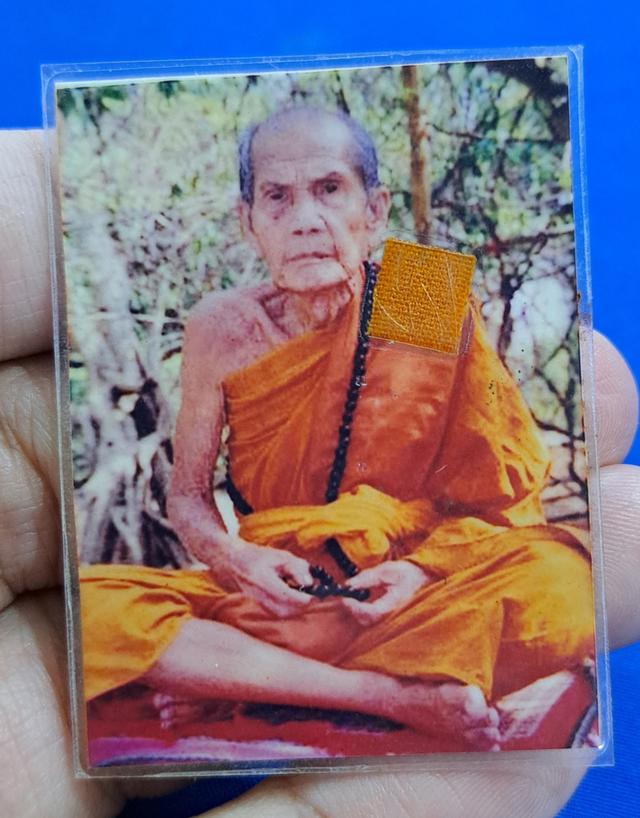 #รูปถ่ายหลวงปู่หมุน ออกวัดซับลำใย ปี2543 ติดจีวร+เกศาของหลวงปู่หมุน *ตอกโค๊ตนะ3ตัวนิยม* หลังตราปั๊มวัดแท้ทันหลวงปู่หมุนปลุกเสกครับ บูชาใช้พุทธคุณใด้ 