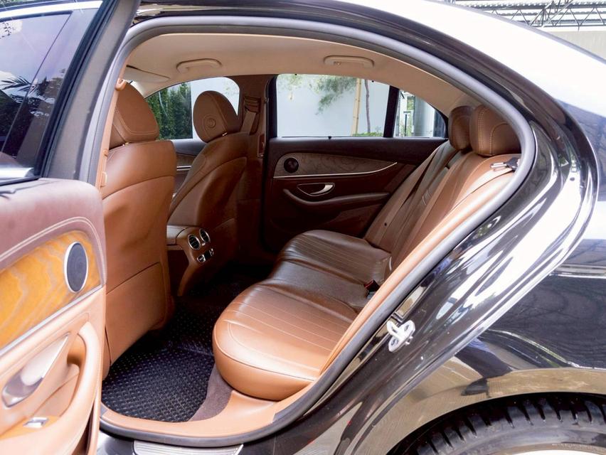 Mercedes Benz E300e Exclusive  ปีจด 2020 8