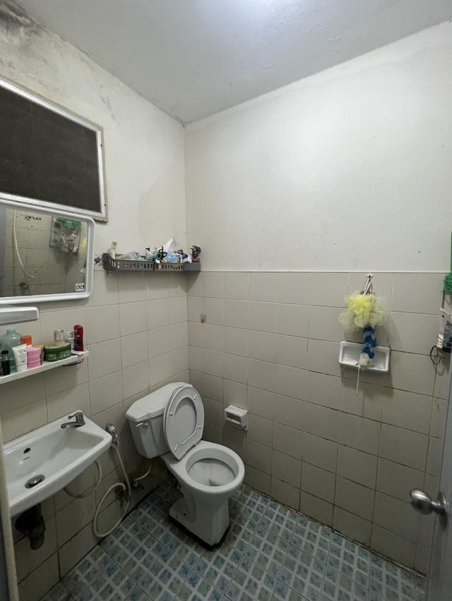 ขายห้องชุดบ้านเอื้ออาทรกู้กู ห้องริมมีหน้าต่างด้านข้างและหลัง พร้อมแอร์และเฟอร์นิเจอร์ สนใจติดต่อ 0818949179 idline ting9729 4
