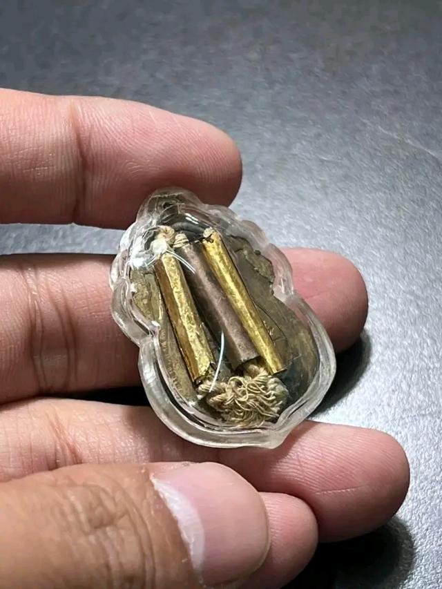 เหรียญเกจิเก่ากะไหล่ทองเลี่ยมเก่า