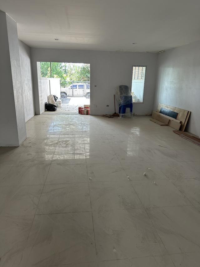 town home 2 floors 32 sqw. total area used 240sqm. on phetkasame samparn nakornpatom province colsed middle city 35 km. 9