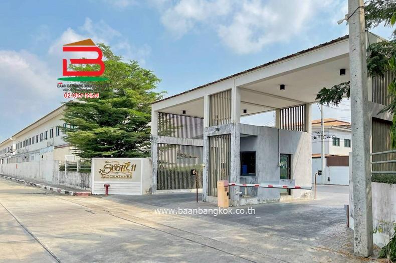 ทาวเฮ้าส์ 2 ชั้น รัชธานี 11 (ใกล้โรงพยาบาลมหาวชิราลงกรณธัญบุรี) เนื้อที่ 21.4 ตรว. ตำบลบึงน้ำรักษ์ อำเภอธัญบุรี จังหวัดปทุมธานี 12