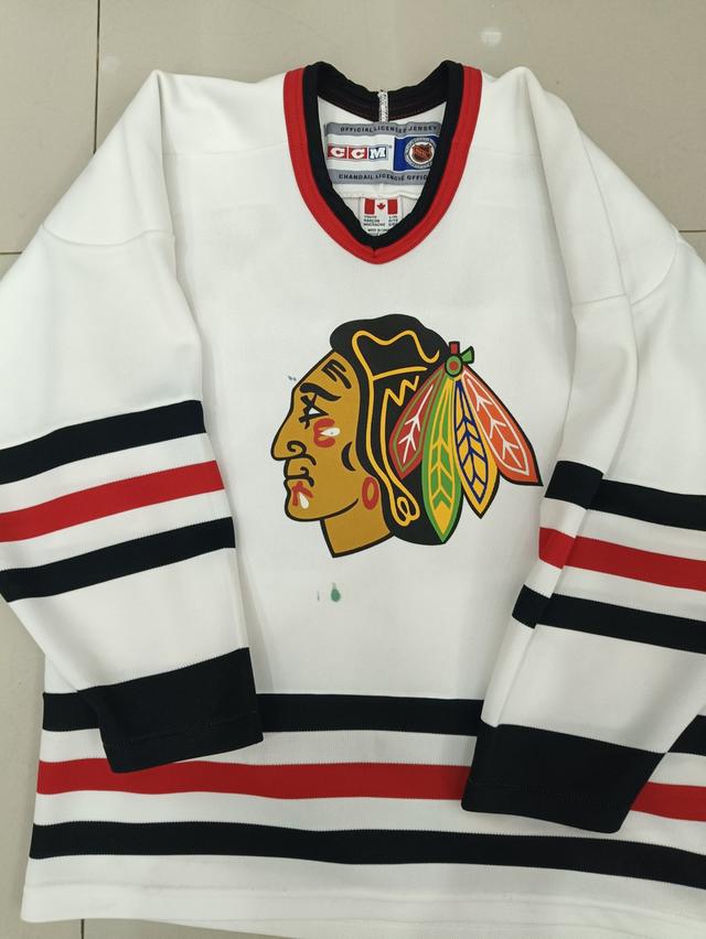 CCM NHL Chicago Blackhawks Jersey Official LicensedMade in Canada งานคุณภาพไซซ์ Youth L/XLเหมาะทั้งสะสมและใส่แนวสตรีท สภาพดี โลโก้สวย