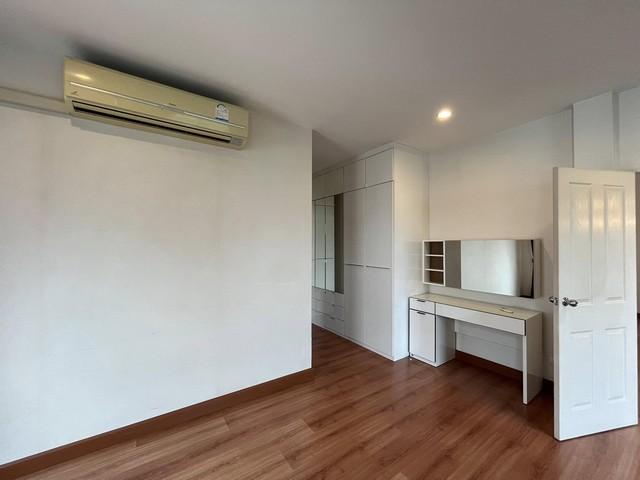 For Rent บ้านเดี่ยว หมู่บ้าน Casa Grand (พุทธมลฑลสาย 1 )เนื้อที่ 89 ตรว. พื้นที่ใช้สอยประมาน 300 ตรม. หน้าบ้านหันทิศเหนือ 3 ห้องนอน 6