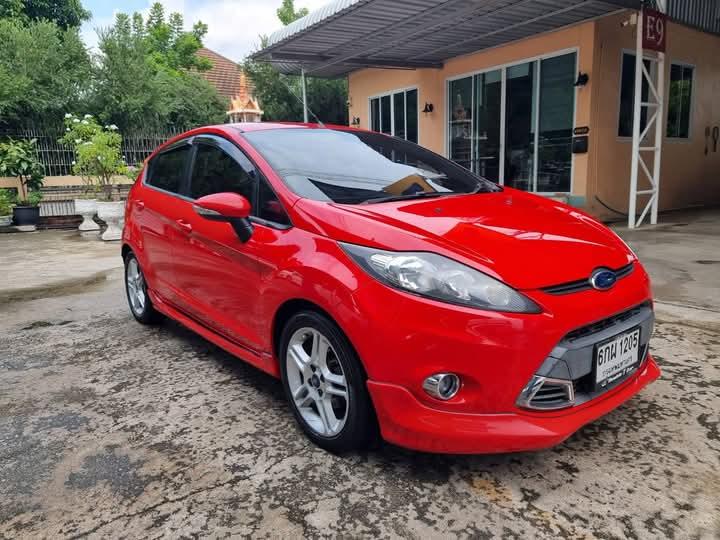 Ford Fiestaส ีแดง