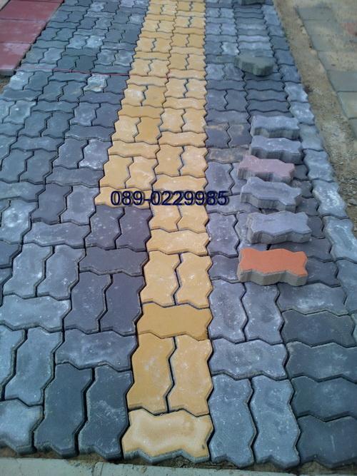 แผ่นปูพื้นตัวหนอน ขอบคันหิน แผ่นปูทางเท้า มีช่างปูแผ่นบริการ 0890229985