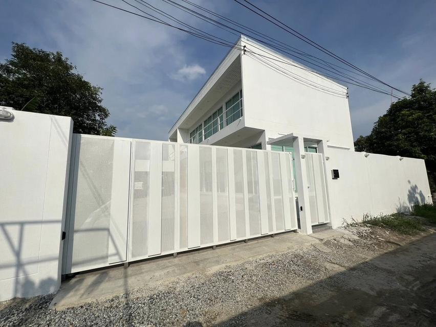 U1450 ให้เช่าบ้านเดี่ยว 2 ชั้น บ้านสร้างเอง สไตล์ Modern Minimal ใกล้สนามบินสุวรรณภูมิ แค่15 นาที บ้านพร้อมเฟอร์ ทำเลดีเดินทางสะดวกเข้าออกได้หลายทาง 2