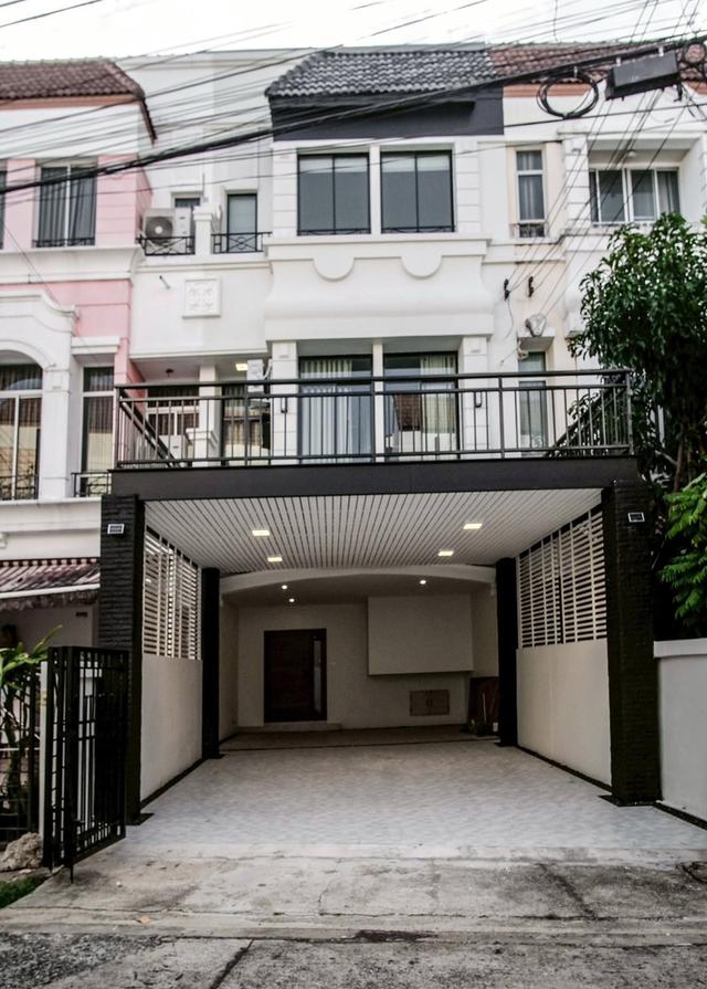 ให้เช่าทาวโฮม 3ชั้น โครงการ บ้านกลางเมือง บริติซทาวน์ ศรีนครินทร์  ใกล้ส่วนกลางหมู่บ้าน 1