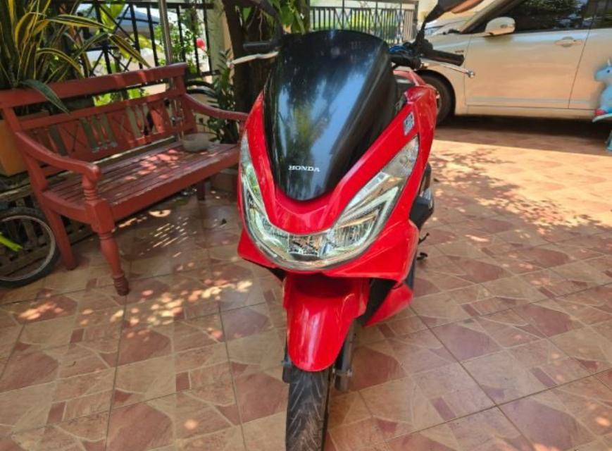 Honda pcx สีแดง 2