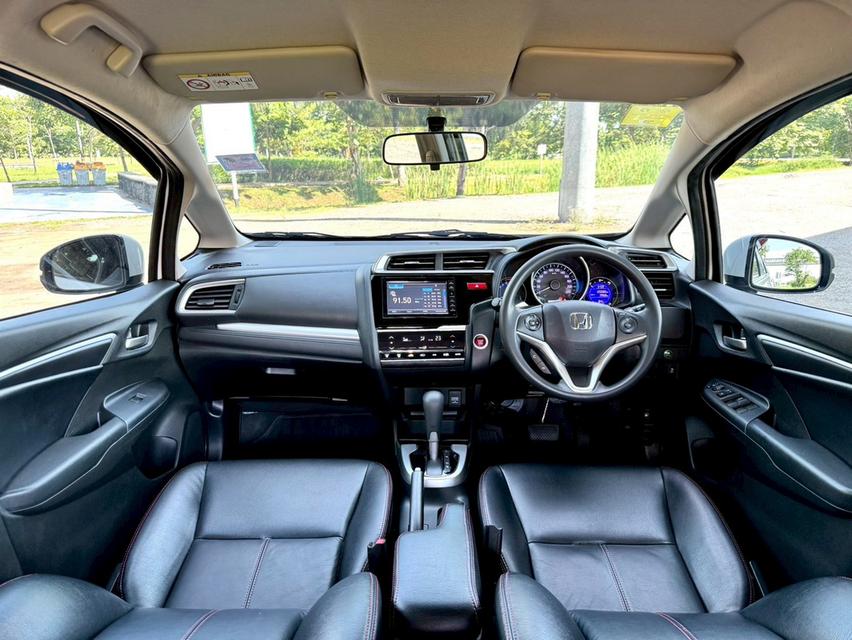Honda jazz 1.5SV ปี 2017 รถบ้าน สภาพสวย ไม่เคยชน ไม่เคยติดแก๊ส 9