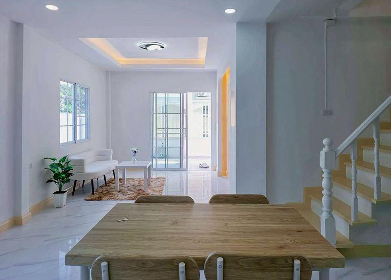 หมู่บ้านบัวทองธานีพาร์ค  (ตรงข้ามสมบัติบุรี) นนทบุรีทาวน์เฮาส์ 2 ชั้น หลังมุมใน  มีพื้นที่ระเบียงนั่งพักผ่อนหรือจัดสวนเล็กๆ ได้ ตกแต่งใหม่พร้อมอยู่ 6