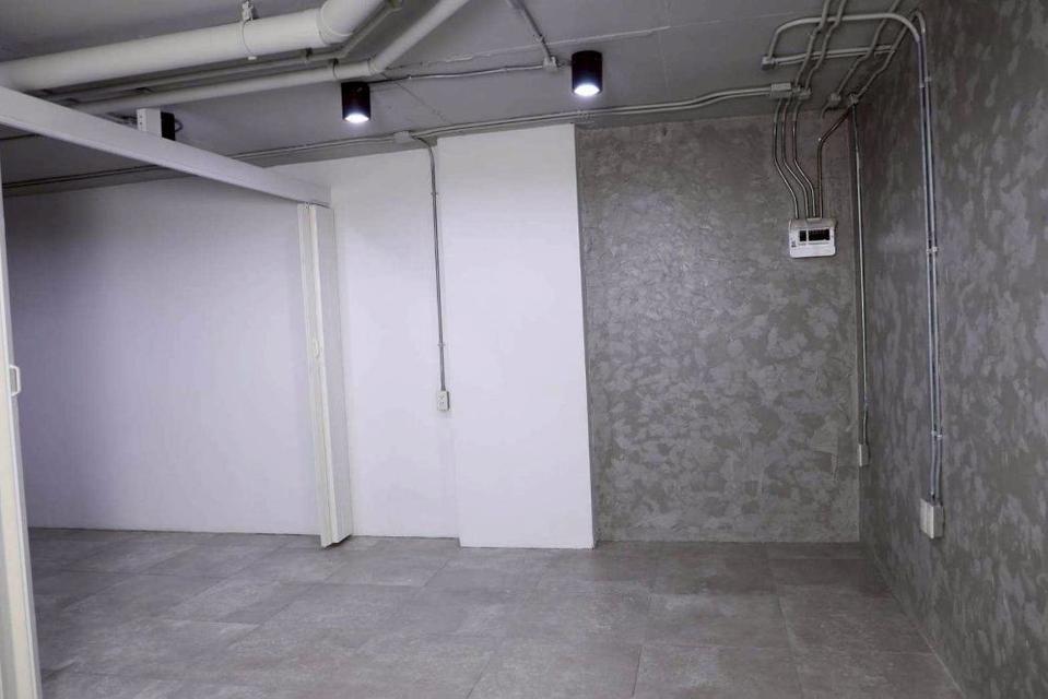 ขายคอนโด ชั้น 5 15 สูท ( 15 Suites Condo ) ย่านสุขุมวิท 15 1 ห้องนอน 1 ห้องน้ำ ติดMRT เพชรบุรี  13