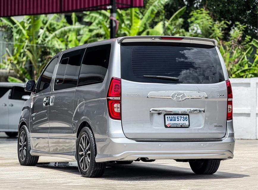 ปี 2018 HYUNDAI H1, DELUXE โฉม ปี18-ปัจจุบันสีเทา เกียร์ออโต้ เครื่องดีเซล มือเดียวป้ายแด