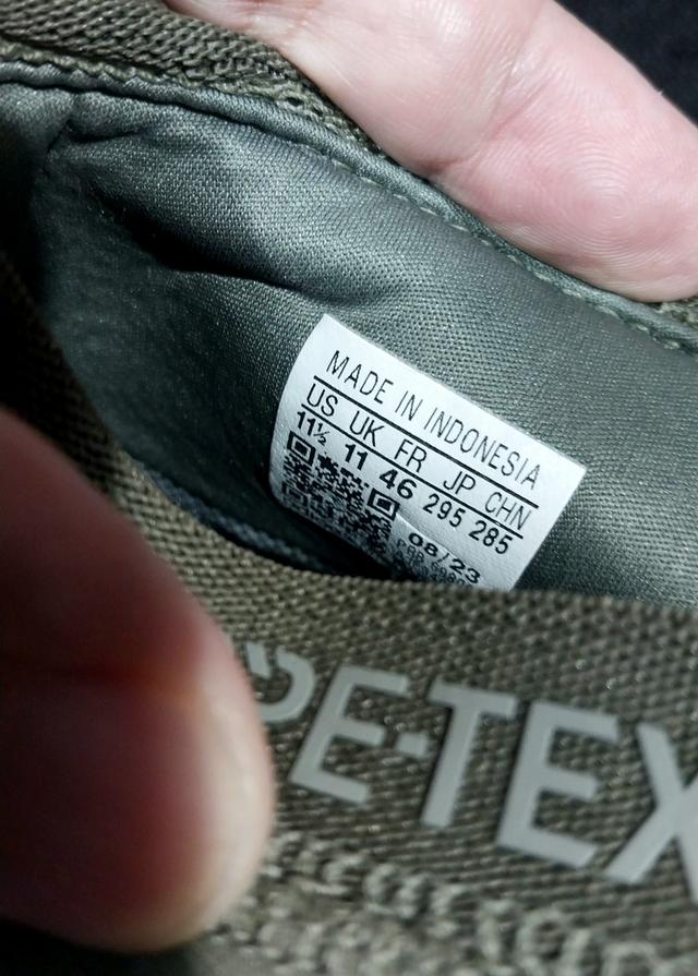 adidas ZNSORED HI GTX11 UK. สภาพ 98% ไม่มีตำหนิ ลองใส่เดินในชอปแค่ครั้งเดียวกล่อง ป้ายอยู่ครบ!!!!รุ่นนี้หายากแล้ว!!!!!1,950 b. 4