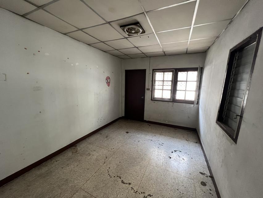 🧨 ถูกเหมือนได้เปล่า! ทาวน์เฮ้าส์ 3 ชั้น พื้นที่เยอะ จอดรถ 2 คัน 🚗 ม.อมรชัย 3 ซอย 7 เพียง 1.65 ลบ. 🔥 เจ้าของใจดี ฟรีโอนทุกบาท! 4