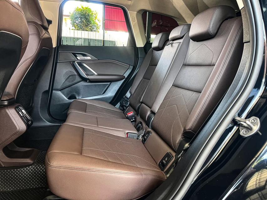 2023 BMW X1, 1.5 sDrive18i โฉมปี 23-ปัจจุบันเครื่องยนต์เบนซิน LCI รหัสตัวถังU11 รถสีดำ รูปที่ 12