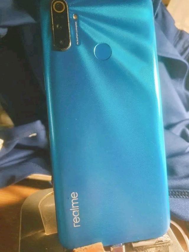 Realme สีฟ้าสดใส 3