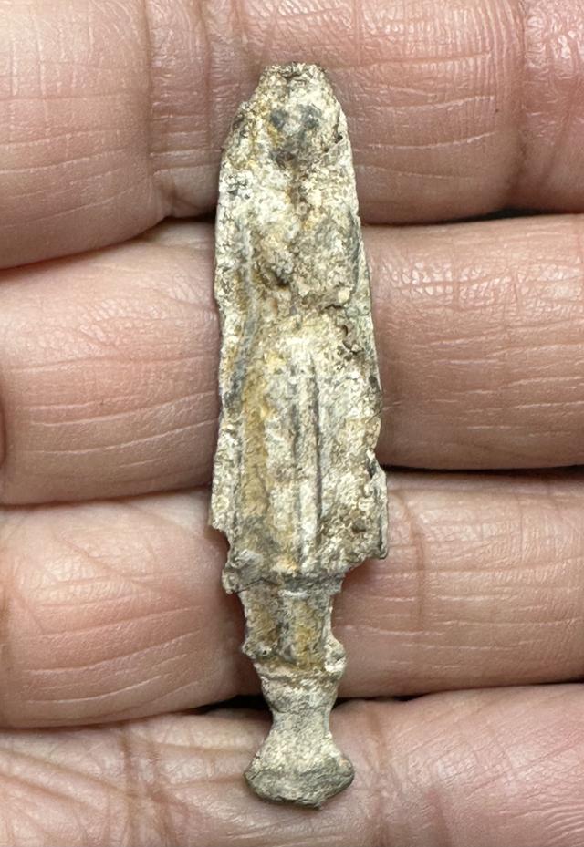 พระร่วงยืนกรุวัดเก๋งจีน จ.ระยอง เนื้อชินตะกั่วสนิมแดง มีสนิมขึ้นไขตามธรรมชาติ