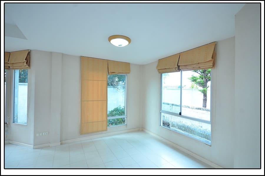 ขายด่วน บ้านเดี่ยว 2 ชั้น (หลังริม) หมู่บ้านบ้านชลลดา สุวรรณภูมิ สนใจโทร 0896997555 (id line) 8