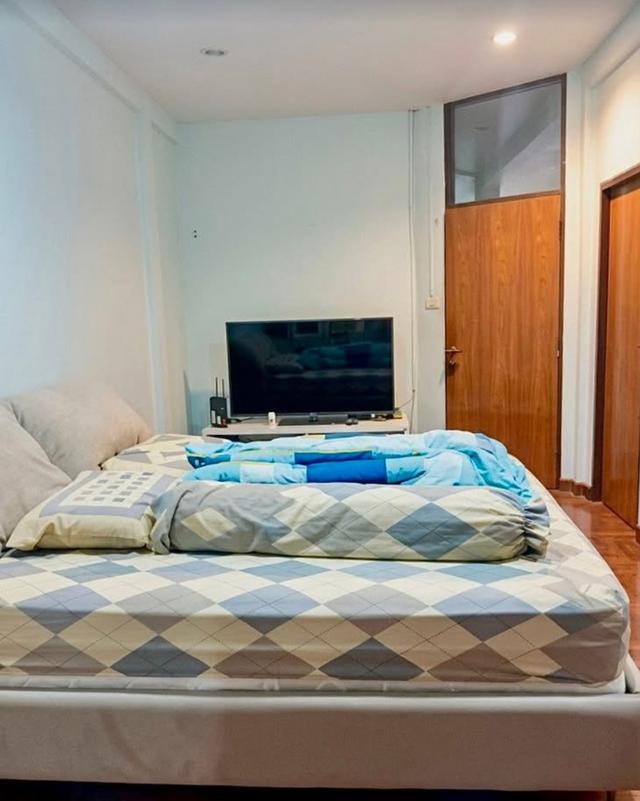 🔥 ให้เช่าทาวน์เฮ้าส์สุดพรีเมียม ใจกลางรัชดา-พระราม 9 🔥  💰 ราคาเช่า 40,000บาท เฟอร์นิเจอร์ครบพร้อมอยู่ เช่น อ่างอาบน้ำ ซิงค์ โทรทัศน์ ตู้เย็น 3