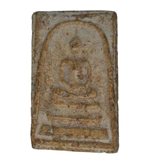 พระสมเด็จ วัดระฆัง พิมพ์ใหญ่พระประธาน "เกศทะลุซุ้ม" (ปี 2400-2408) เนื้อปูนเปลือกหอยเก่าแห้งจัด ผลตรวจ $CaCO_3$ บริสุทธิ์ถึง 99.99%!