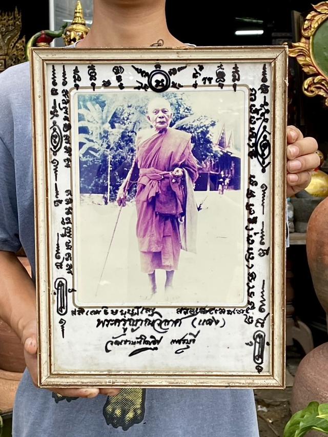 รูปถ่าย หลวงพ่อแดง วัดเขาบันไดอิฐ ปี16 ถือไม้เท้า รุ่นสุดท้าย โดยห้องภาพ เพชรบุรี