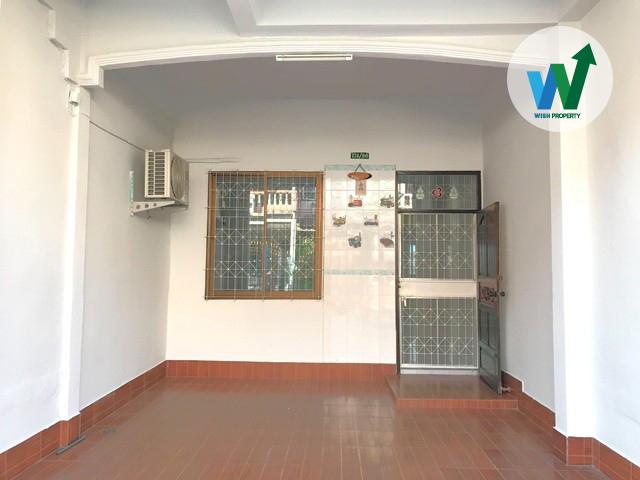 ขายทาวน์เฮ้าส์ เพิ่งปรับปรุงใหม่ 17 ตร.ว. 4 ห้องนอน 2 ห้องน้ำ 1 แอร์ 1 ที่จอดรถ ต่อเติมครบ ใกล้สนามบินดอนเมือง 2