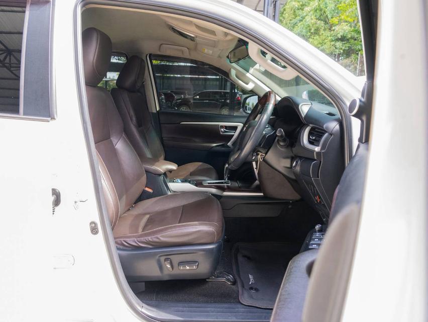 TOYOTA FORTUNER 2.8V 2WD ปีจด 2016 รูปย่อยที่ 2