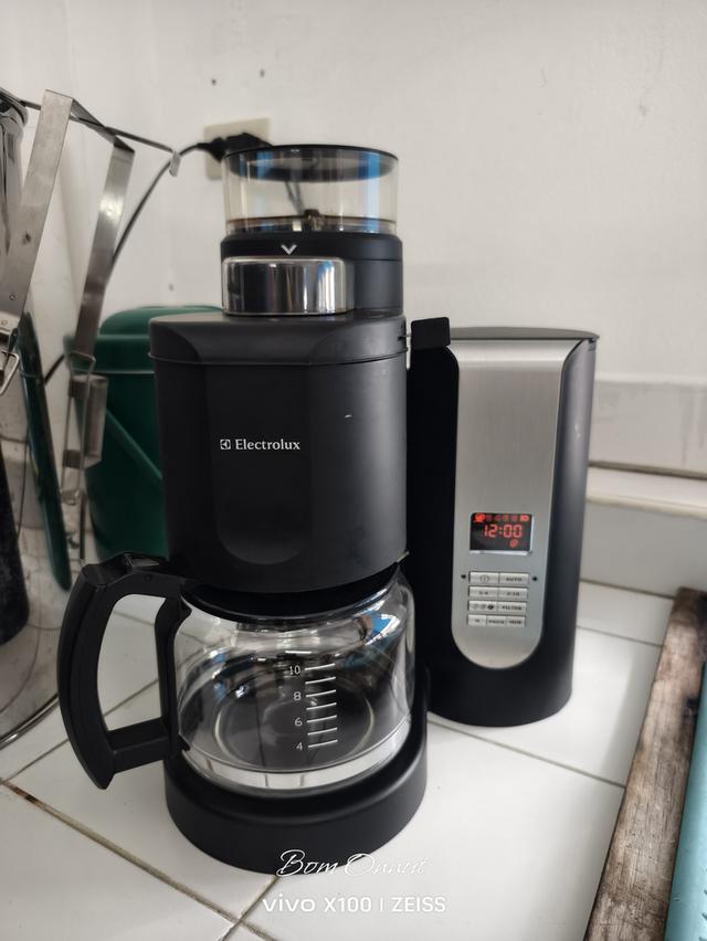 ขายเครื่องชงกาแฟ Electrolux ขายตาม สภาพเก่าเก็บไม่ค่อยได้ใช้เครื่องเปิดติดแต่ ไม่มีกาแฟ 900รอรับหน้าบ้านได้เลยครับ