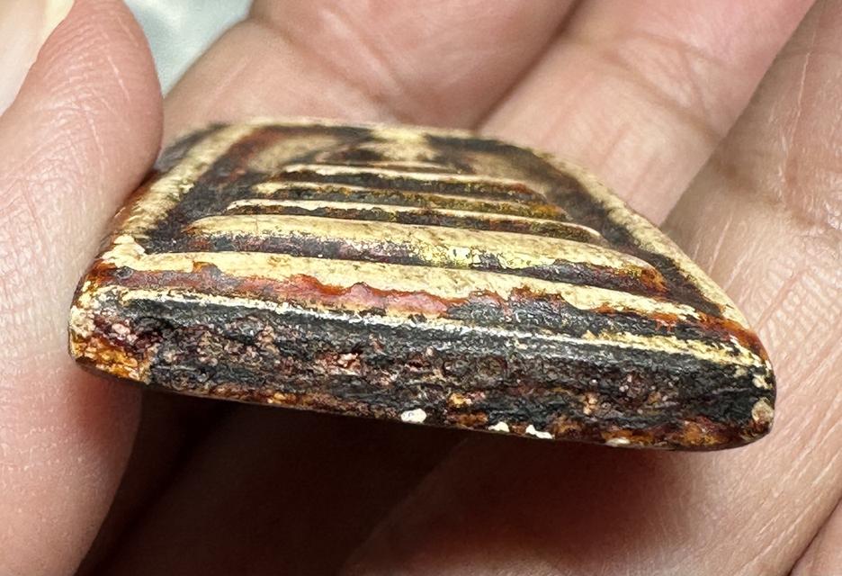 พระสมเด็จพิมพ์ใหญ่ มีคราบลงชาด ทอง เดิม 11