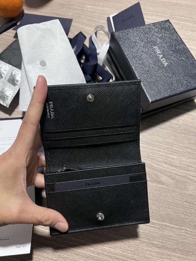 กระเป๋าตังใบสั้น Prada