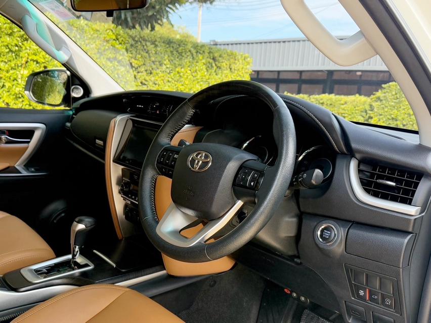 2018 TOYOTA FORTUNER 2.8V 4WD รถมือเดียวออกป้ายแดง รถวิ่งน้อย เข้าศูนย์ทุกระยะ ไม่เคยมีอุบัติเหตุครับ 10