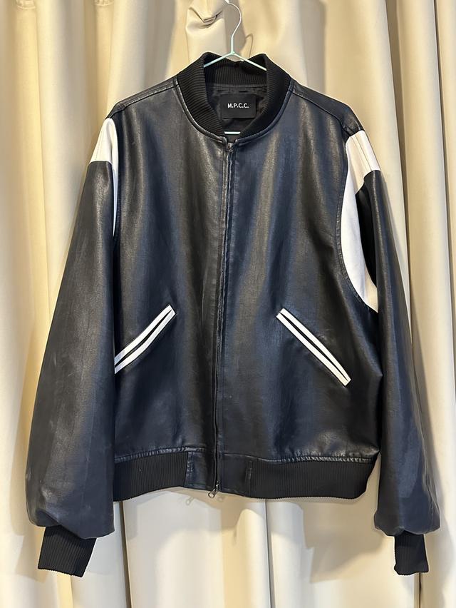 เสื้อแจ็คเก็ตหนังสีดำสไตล์บอมเบอร์ (Bomber Jacket) ที่มีดีไซน์แถบสีขาวที่ไหล่    M.P.C.C    สภาพ100%