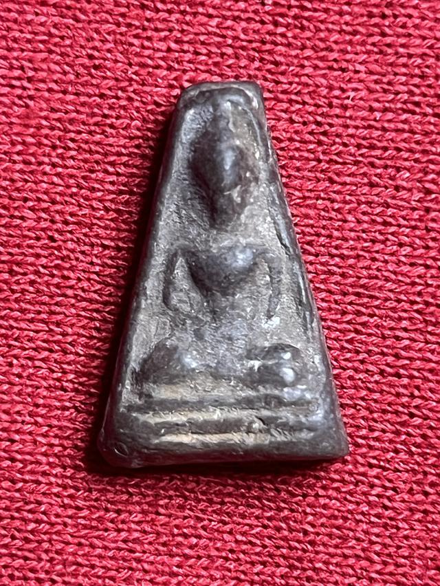 	พระผงสุพรรณ เป็นพระเนื้อดินผสมผง กรุวัดพระศรีมหาธาตุสุพรรณบุรี อยู่ใน 1 ชุดเบญจภาคี พุทธคุณ โชคลาภ เรียกว่าครอบจักรวาล