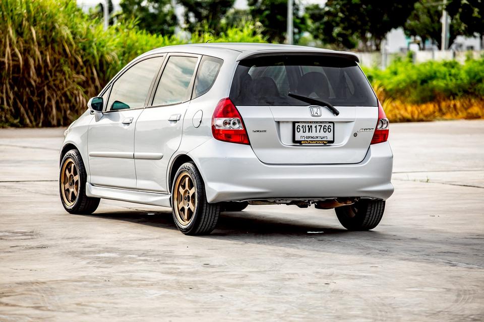 Honda Jazz 1.5S เกียร์ออโต้ ปี 2005 สีเทา  9