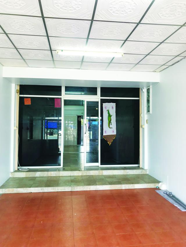 อาคารพาณิชย์ 4 ชั้น + ชั้นลอย + ชั้นดาดฟ้า อยู่ ซอยกรมที่ดิน บางบัวทอง 13