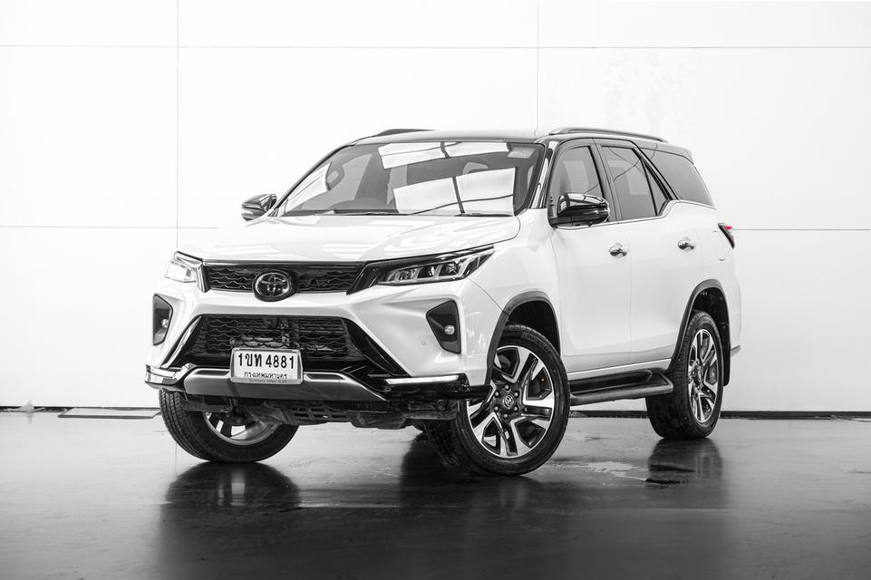 2020 TOYOTA FORTUNER 2.8 LEGENDER BLACK TOP 2WD SUV สีขาว-ดำ เลขไมล์ 99877 กม.