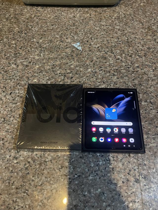 ขายSamsungFold4สีPhontom Black256กิ๊กยกกล่องอีมี่ตรงจอกางสุดไม่มีจุดหายากมากๆๆ