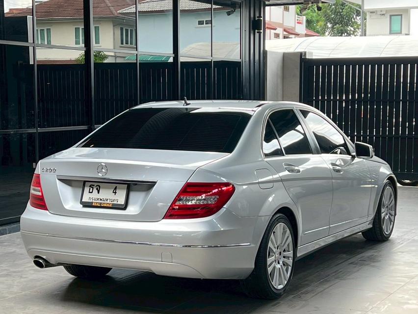 Mercedes-Benz C200 1.8 W204 Elegance CGI BlueEFFICIENCY Sedan 4