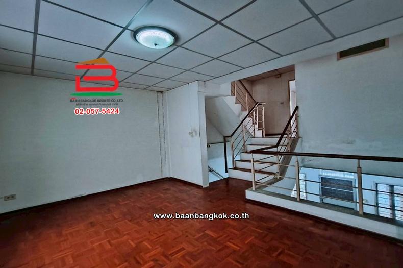 ทาวน์โฮม เนื้อที่ 18 ตร.ว. หมู่บ้านสรานนท์ (ติวานนท์-ปากเกร็ด 19) ถนนติวานนท์-ปากเกร็ด ตำบลบางพูด อำเภอปากเกร็ด นนทบุรี 10