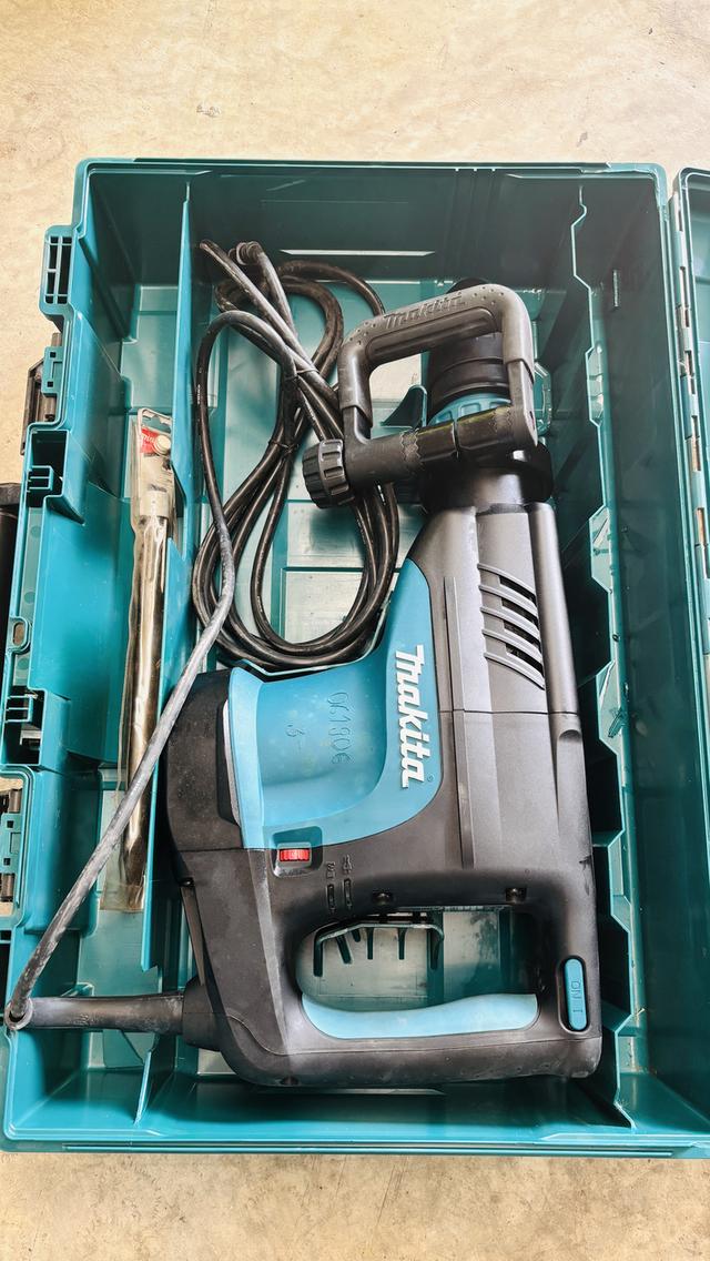 เครื่องสกัดคอนกรีตไฟฟ้า Makita รุ่น HM1203C