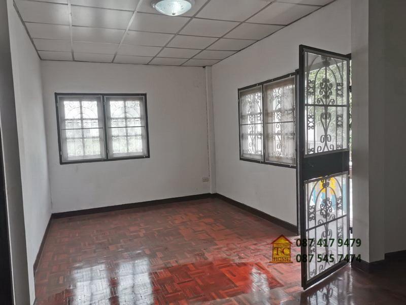 ขายด่วนบ้านแฝด 2 ชั้น 31 ตรว. อยู่สุขุมวิท 107 ใกล้รฟฟ. เยื้องสามแยกแบริ่ง-ลาซาล ใกล้โรงเรียนเซนต์โยเซฟบางนา มีต่อเติมและพื้นที่เหลือด้านข้าง 20
