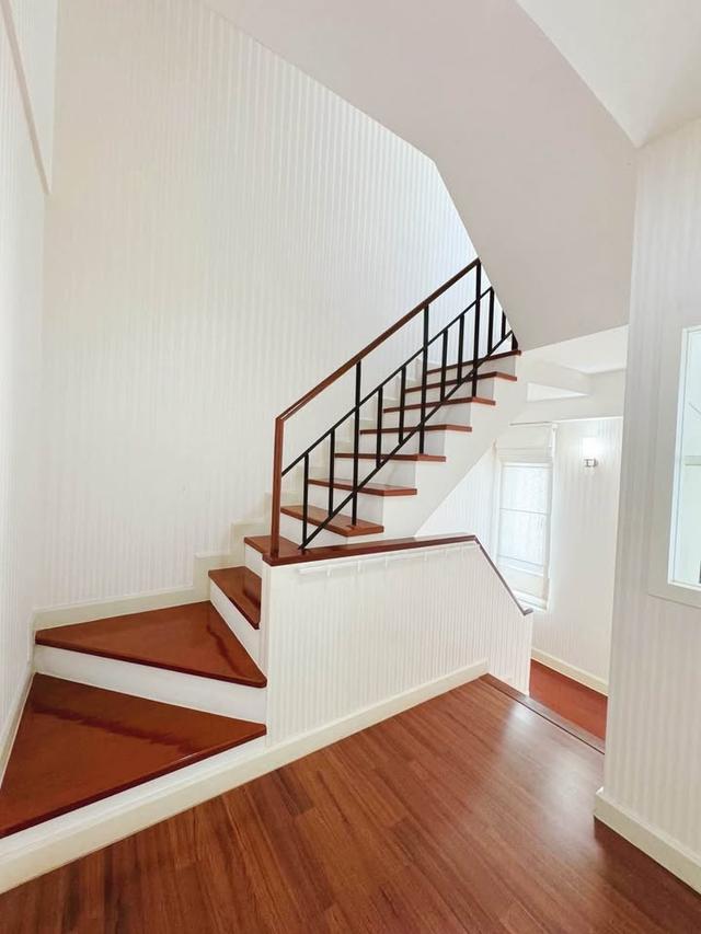 ให้เช่าทาวน์โฮมหรู 3 ชั้น หมู่บ้านลีออง ตั้งอยู่ในซอยสุขุมวิท 62 3