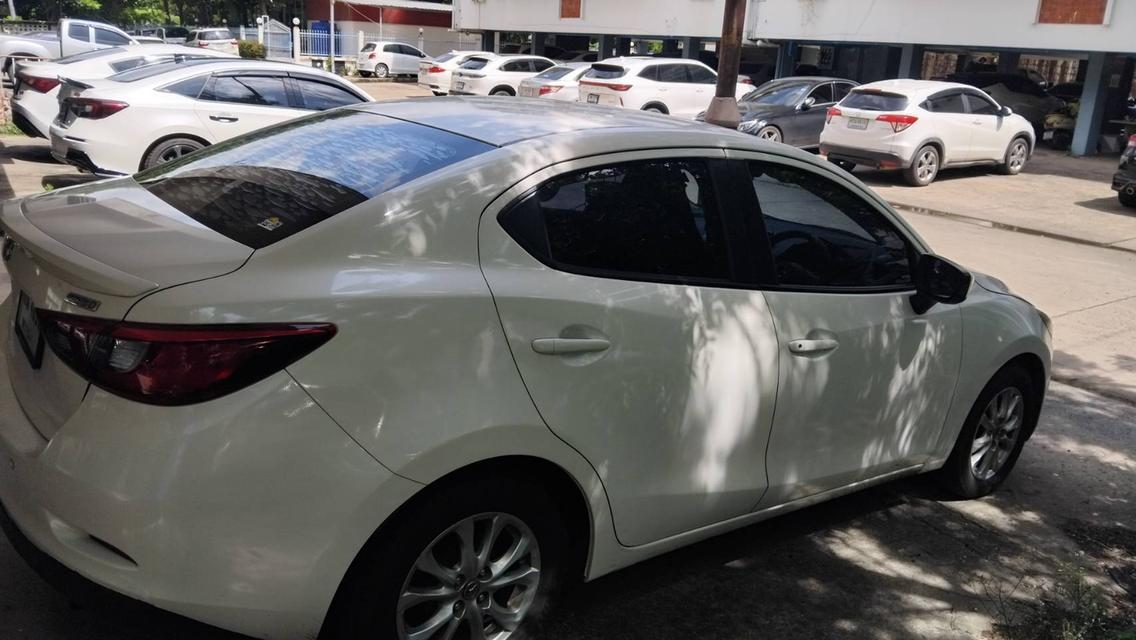 รถเก๋งมาสด้า2สีขาวมุกปี2016ราคาแสนห้า