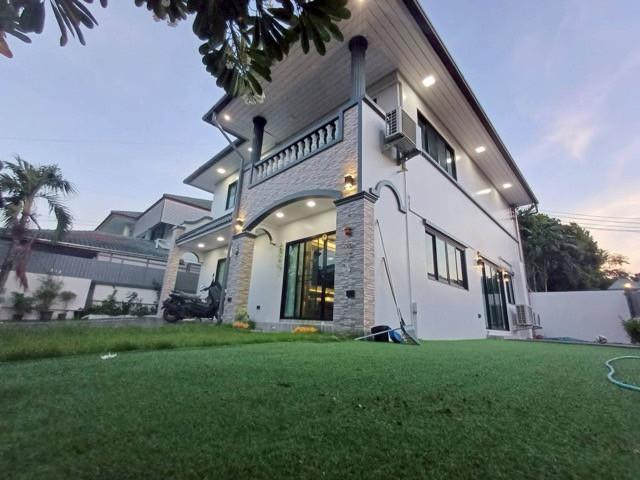 ให้เช่าบ้านเดี่ยว 2 ชั้น 64 ตารางวา หมู่บ้านฐานทอง ถนนเฉลิมพระเกียรติ  Renovateใหม่ พร้อมอยู่ เฟอร์นิเจอร์และเครื่องใช้ไฟฟ้าครบ 2 ที่จอดรถ 10