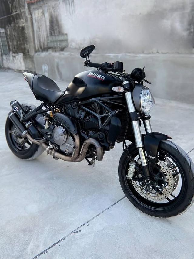 Ducati Monster 821 สีดำ